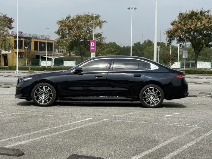 BMW 5 Series 2024 Model 530Li Leading Model M Sports Set – фото 4