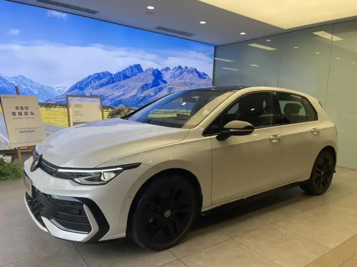 Volkswagen Golf 2025 Model 300TSI R-Line – фото 1