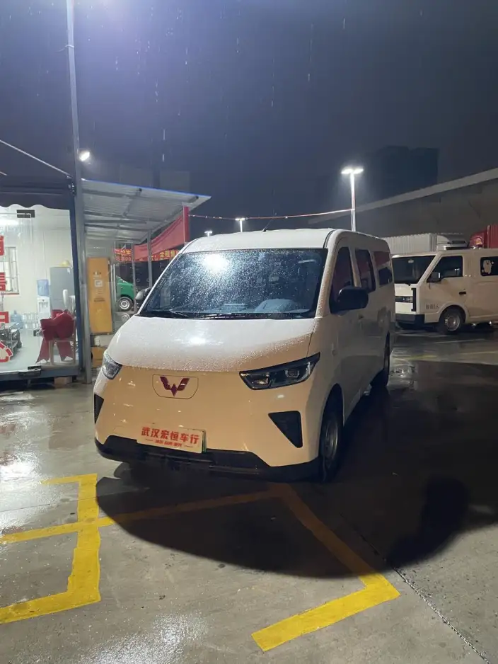 Wuling Yangguang 2024 Model 300km Comfort Model Passenger car Edition 75kW