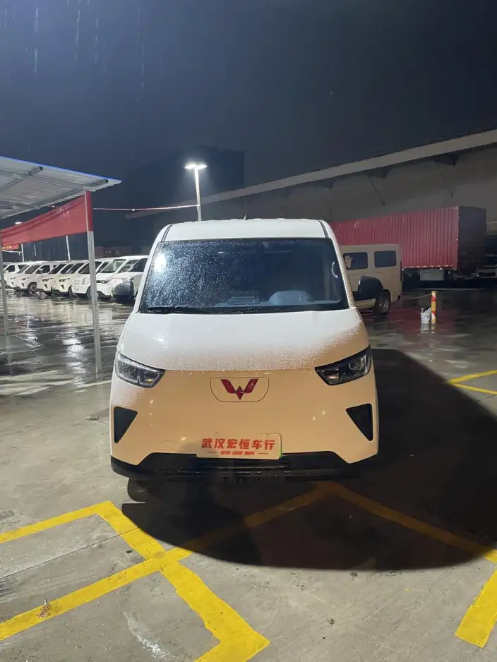 Wuling Yangguang 2024 Model 300km Comfort Model Passenger car Edition 75kW