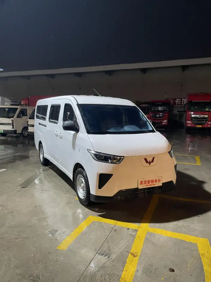 Wuling Yangguang 2024 Model 300km Comfort Model Passenger car Edition 75kW