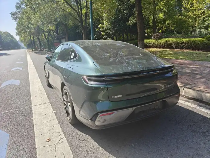 Geely Galaxy E8 PHEV 2025 Model 130km EM-i Premium Edition – фото 8