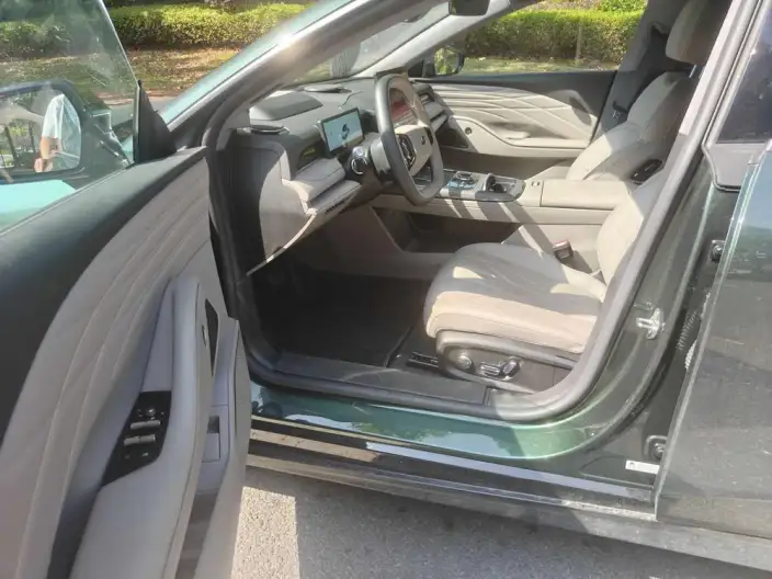 Geely Galaxy E8 PHEV 2025 Model 130km EM-i Premium Edition – фото 10