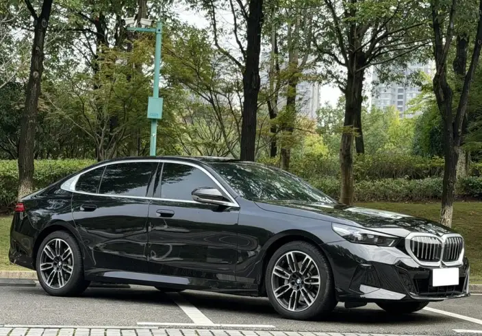 BMW 5 Series 2026 Model 530Li Leading Model M Sports Set – фото 3
