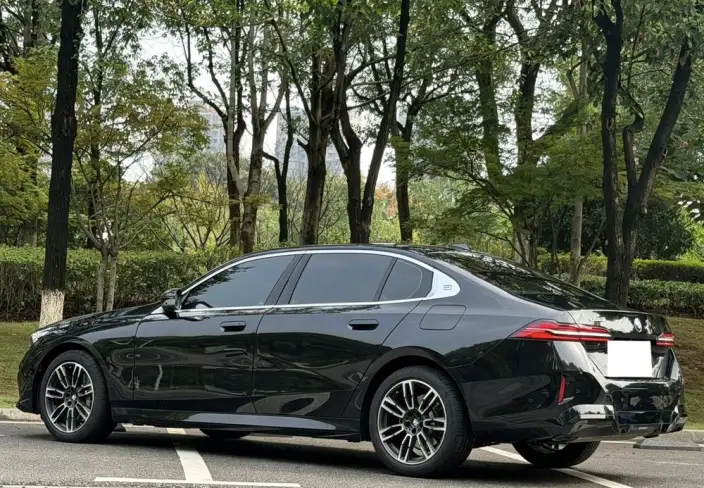 BMW 5 Series 2026 Model 530Li Leading Model M Sports Set – фото 4