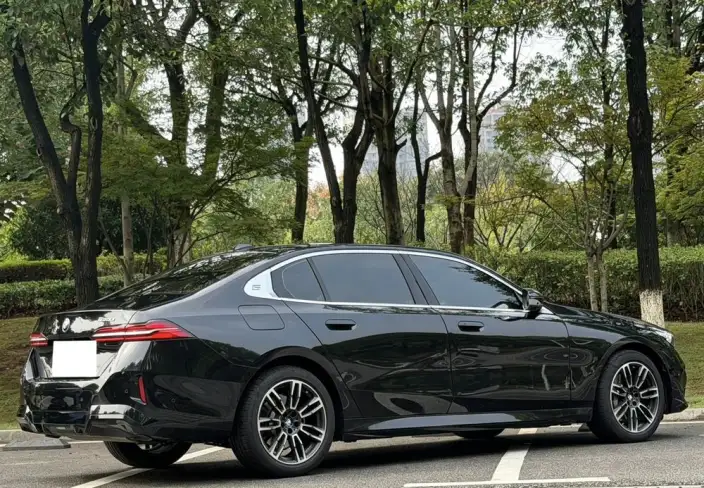 BMW 5 Series 2026 Model 530Li Leading Model M Sports Set – фото 6