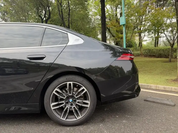 BMW 5 Series 2026 Model 530Li Leading Model M Sports Set – фото 7