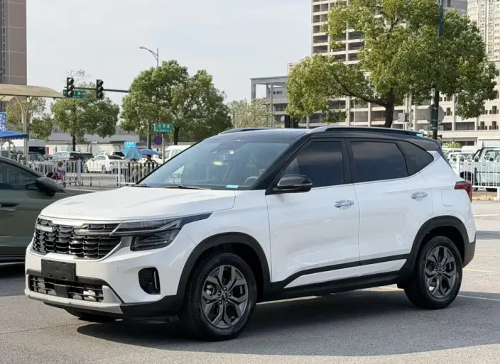 Kia Seltos 2023 Model 1.5L IVT Deluxe Edition – фото 1