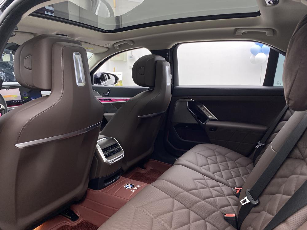 BMW 7 Series 2023 735Li Luxury Package – фото 32