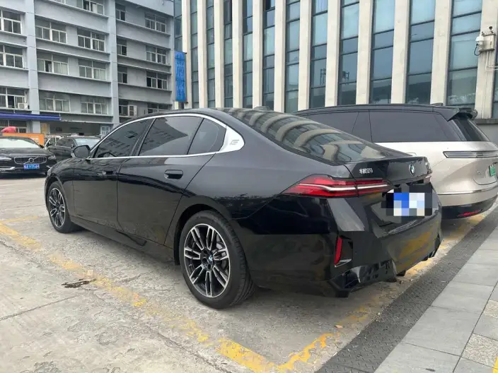 BMW 5 Series 2026 Model 530Li Leading Model M Sports Set – фото 4
