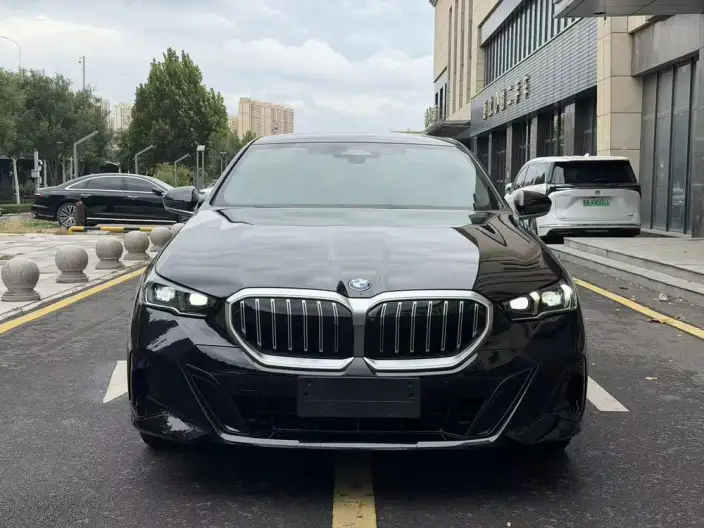 BMW 5 Series 2026 Model 530Li Leading Model M Sports Set – фото 2
