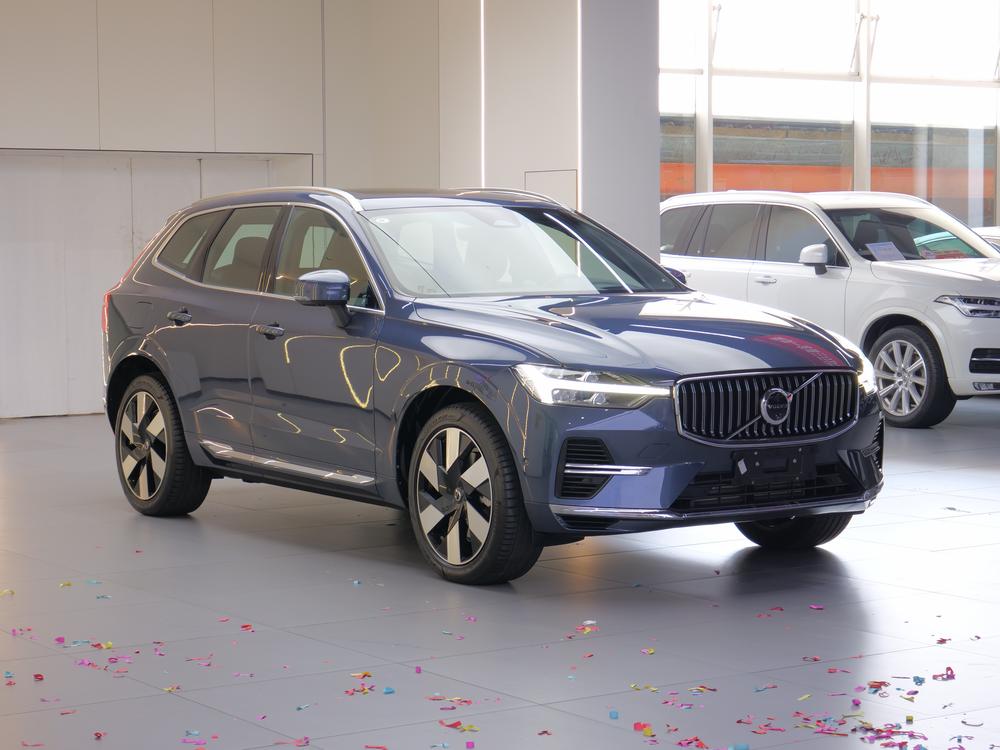 Volvo XC60 PHEV 2025 модификация T8 4WD Long Battery Li f e Pro Smart Elegance Deluxe Edition