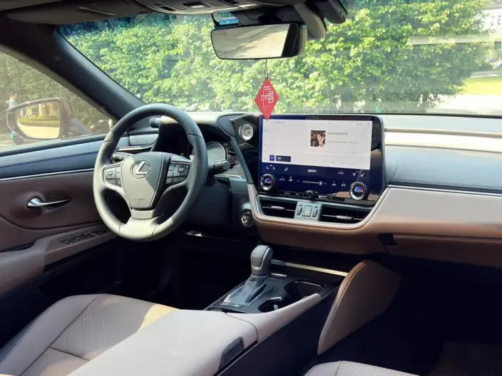 Lexus ES 2025 Model 300h Premium – фото 8