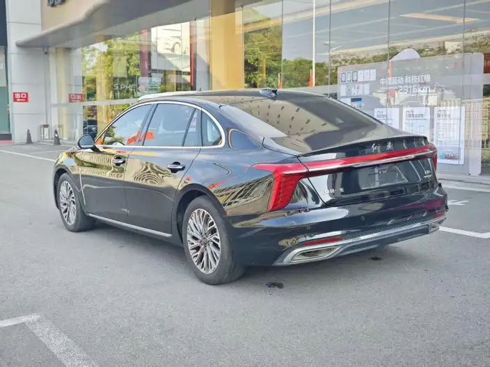 Hongqi H5 2023 Model 2.0T Automatic Flag Enjoy Edition