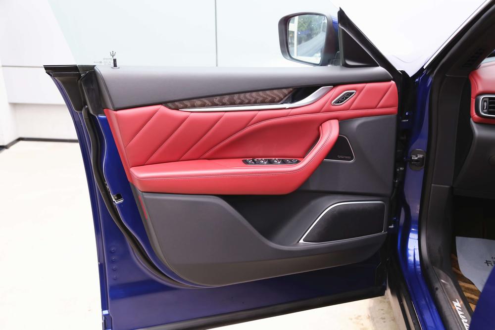 Levante 2021 3.0T Luxury – фото 13