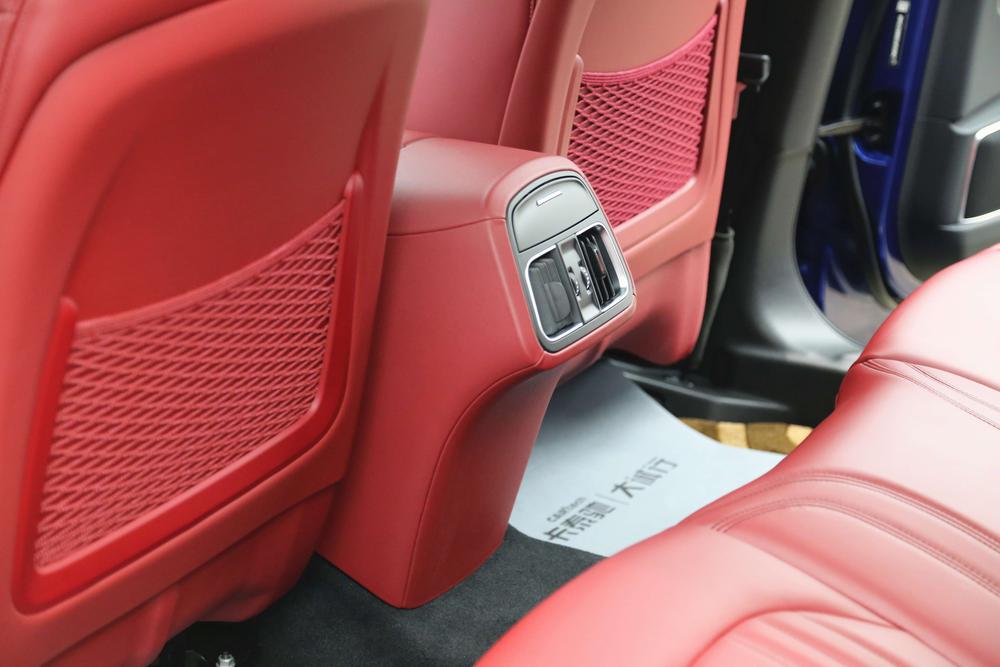Levante 2021 3.0T Luxury – фото 25