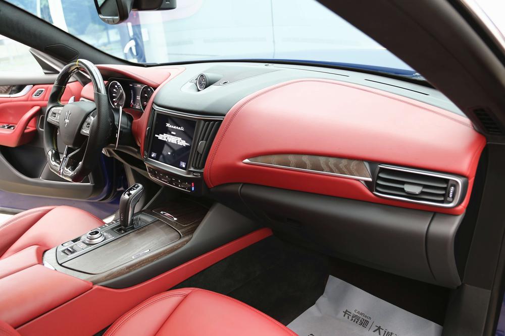 Levante 2021 3.0T Luxury – фото 26