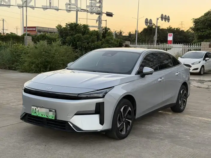 Geely Galaxy L6 2025 Model 1.5 EM-i DHT 140KM Tiggo + Edition – фото 1