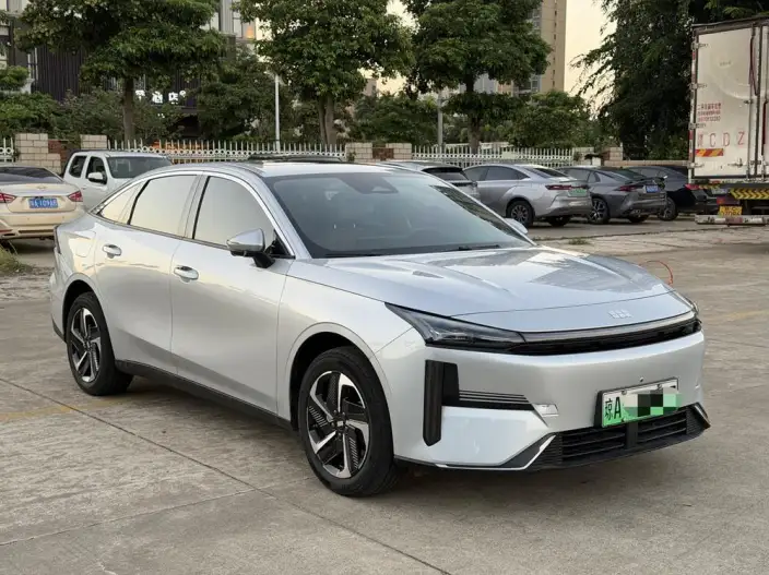 Geely Galaxy L6 2025 Model 1.5 EM-i DHT 140KM Tiggo + Edition – фото 3