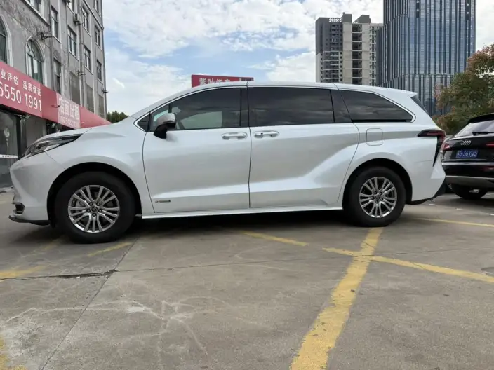 Toyota Sienna 2021 Model 2.5L Hybrid Comfort Edition – фото 3