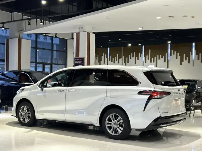 Toyota Sienna 2023 Model Hybrid 2.5L Deluxe Edition – фото 4