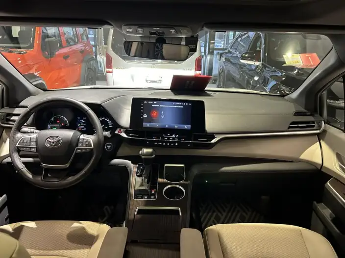 Toyota Sienna 2023 Model Hybrid 2.5L Deluxe Edition – фото 9