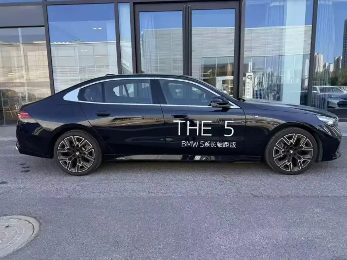 BMW 5 Series 2025 Model 530Li Exclusive Model M Sports Set – фото 5