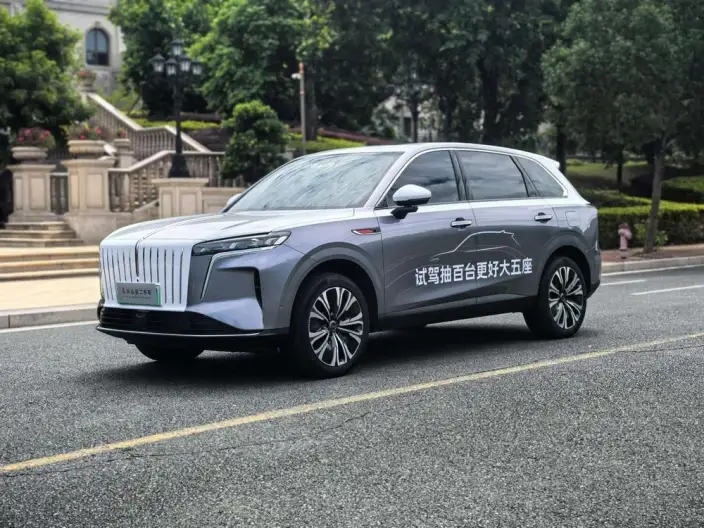 HONGQI HS6 PHEV 2026 Model 220 4WD Smart Hybrid Edition – фото 1