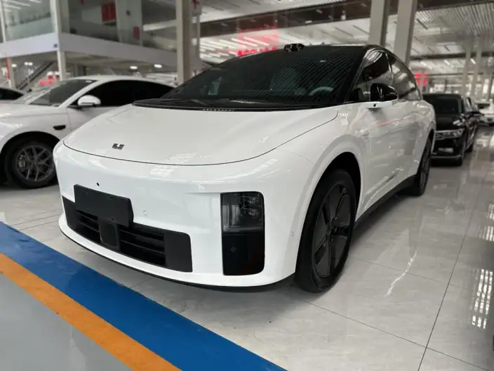 Li Auto i6 2025 Model 2WD Standard Edition – фото 1