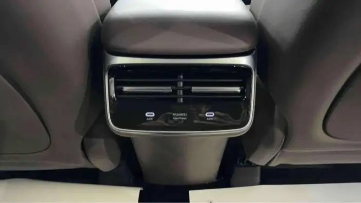 Luxeed R7 2025 Model Extended Range 53.4kWh Max Rear Drive Edition – фото 9
