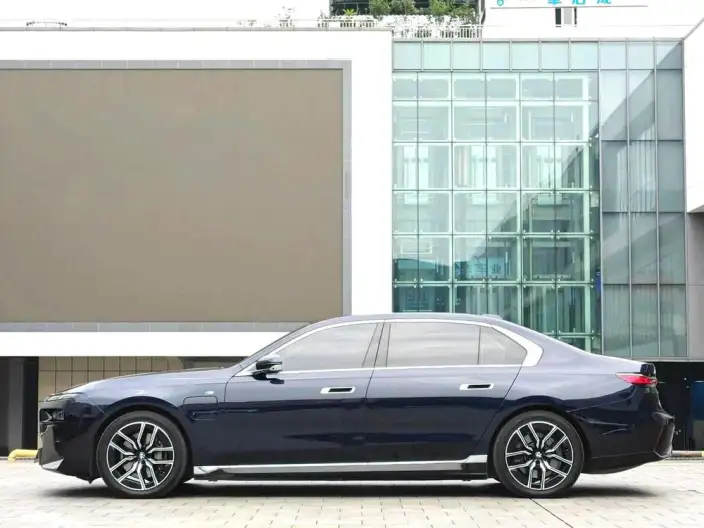 BMW i7 2023 Model eDrive50L Leading Model M Sports Set – фото 3