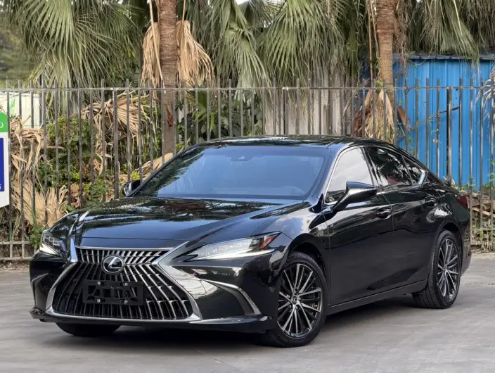 Lexus ES 2022 Model 300h Premium – фото 1