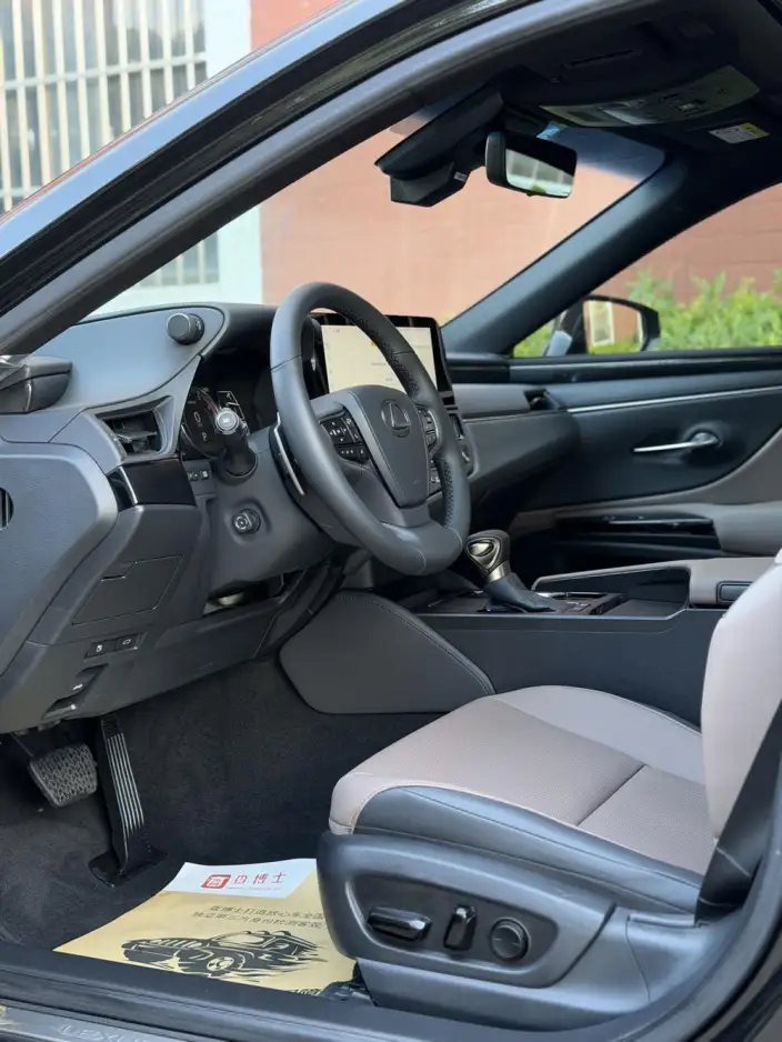 Lexus ES 2022 Model 300h Premium – фото 3
