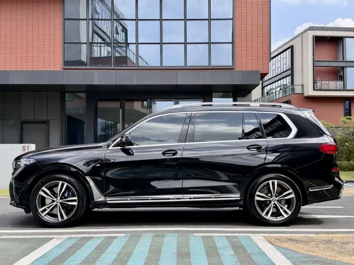 BMW X7 2022 Model xDrive40i Exclusive Model M Sports Set – фото 4