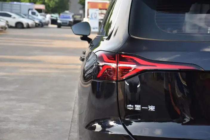 HONGQI HS6 PHEV 2026 Model 240 Smart Hybrid Edition – фото 9