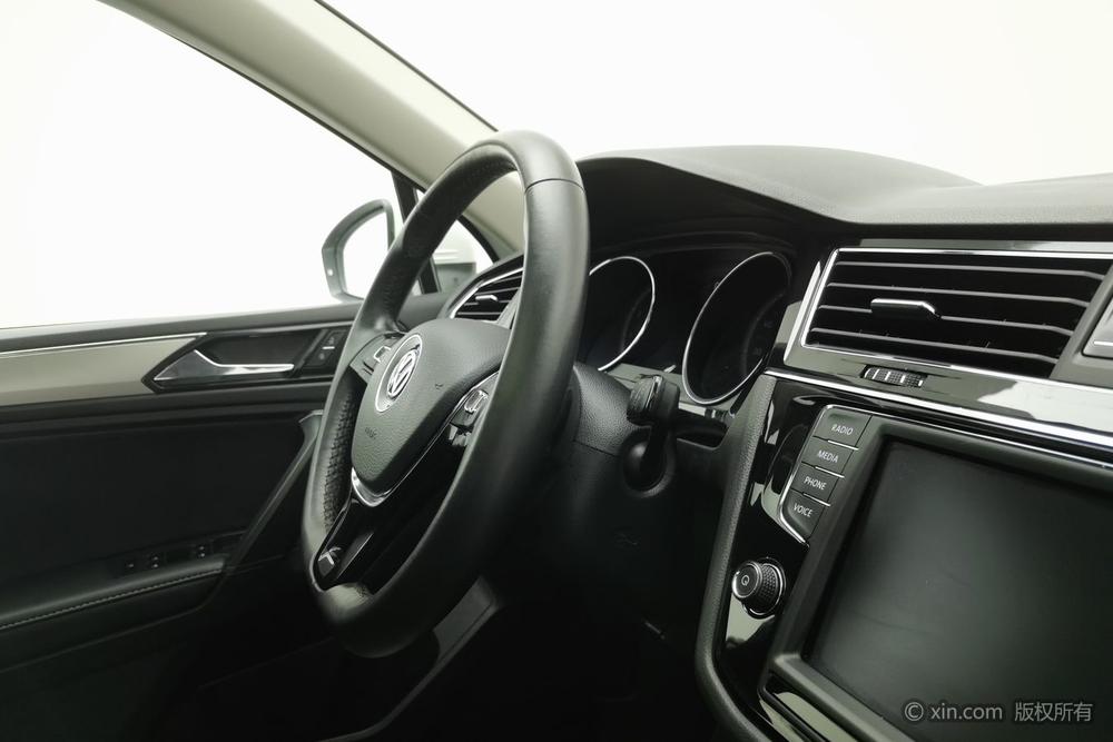 Volkswagen Tiguan L 2018 330 TSI Automatic FWD Luxury – фото 8