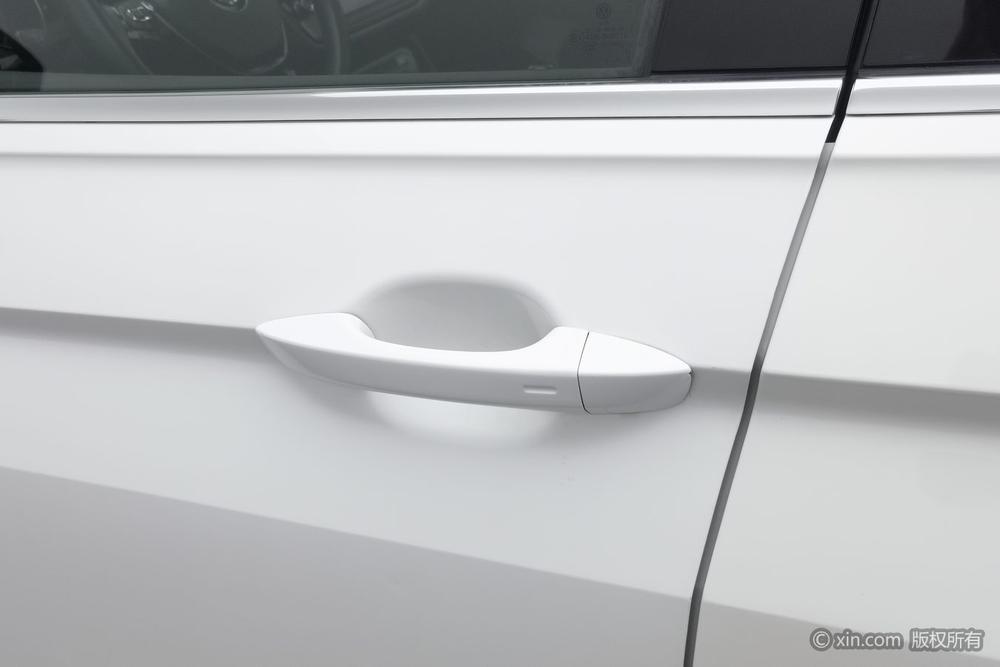 Volkswagen Tiguan L 2018 330 TSI Automatic FWD Luxury – фото 9