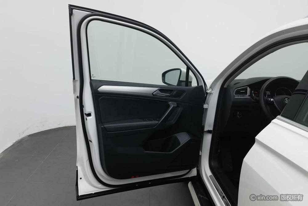 Volkswagen Tiguan L 2018 330 TSI Automatic FWD Luxury – фото 21