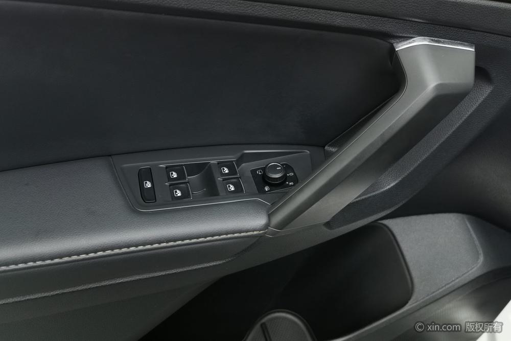 Volkswagen Tiguan L 2018 330 TSI Automatic FWD Luxury – фото 22