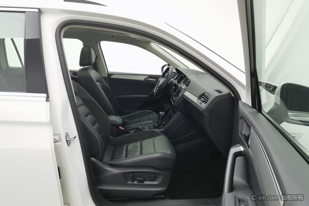 Volkswagen Tiguan L 2018 330 TSI Automatic FWD Luxury – фото 24