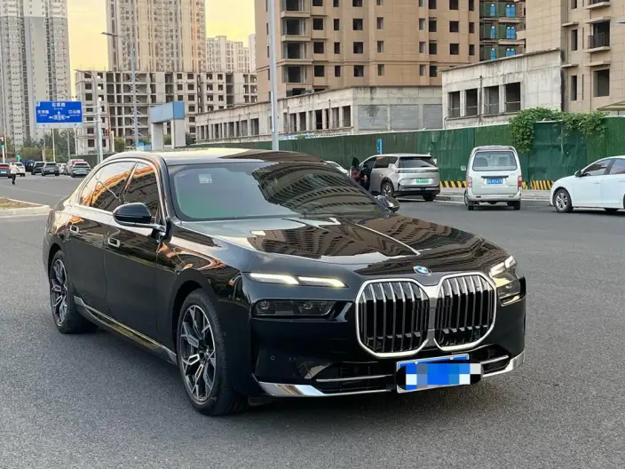 BMW 7 Series 2023 Model 735Li Luxury Set – фото 3