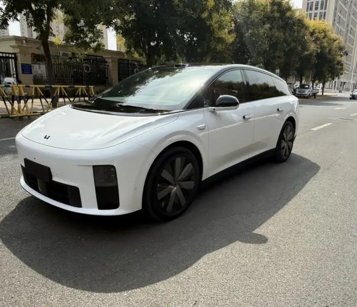 Li Auto i6 2025 Model 4WD Standard Edition – фото 1