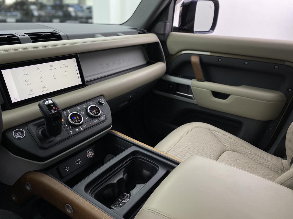 Land Rover De f ender Модель 2020 года 110 P400 HSE – фото 12