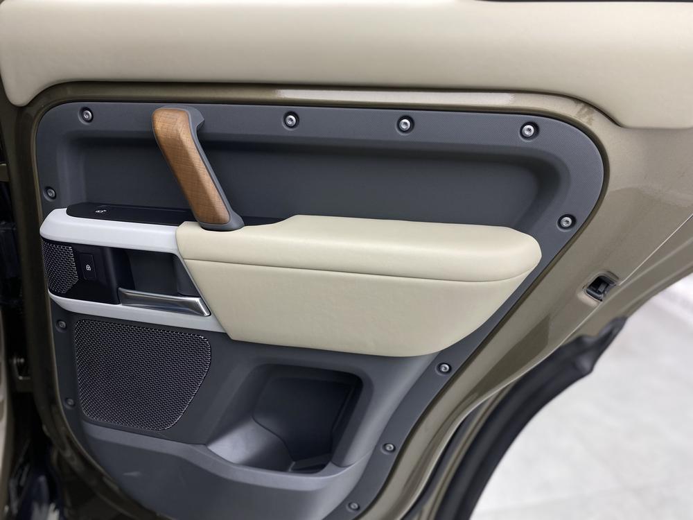 Land Rover De f ender Модель 2020 года 110 P400 HSE – фото 20