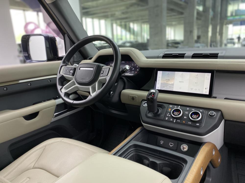 Land Rover De f ender Модель 2020 года 110 P400 HSE – фото 30