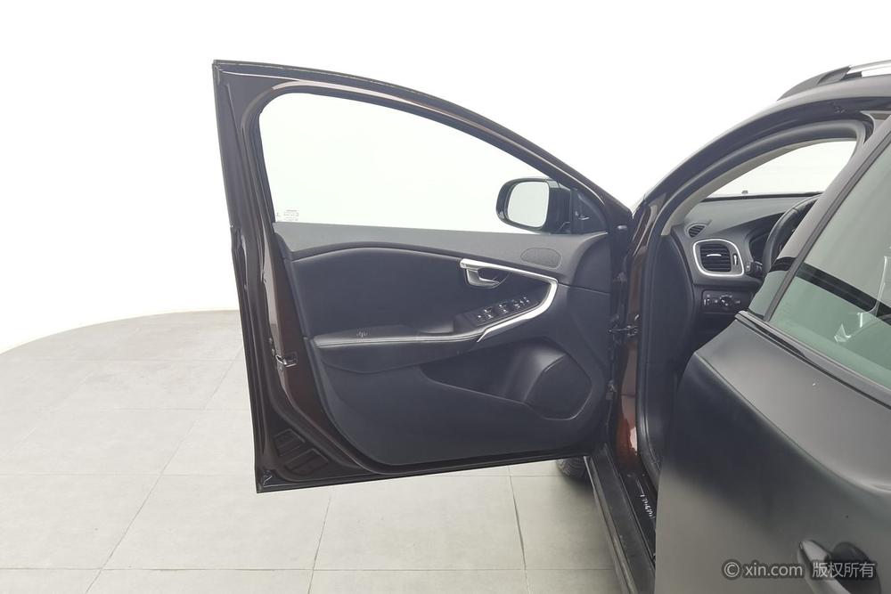 Volvo V40 2017 модификация Cross Country T3 Smart Elegance Edition – фото 21