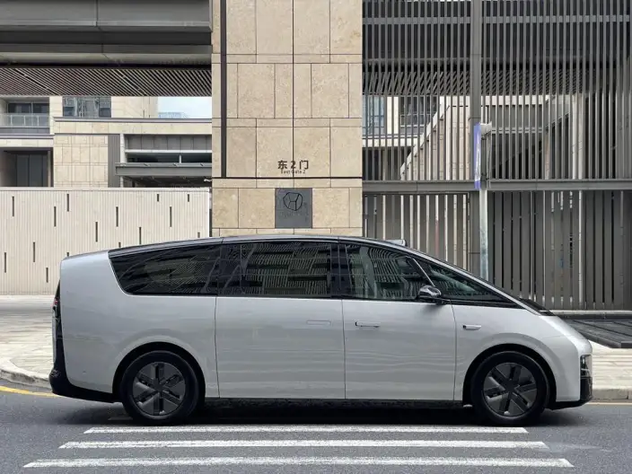 Li Auto MEGA 2024 Model Ultra Edition – фото 5