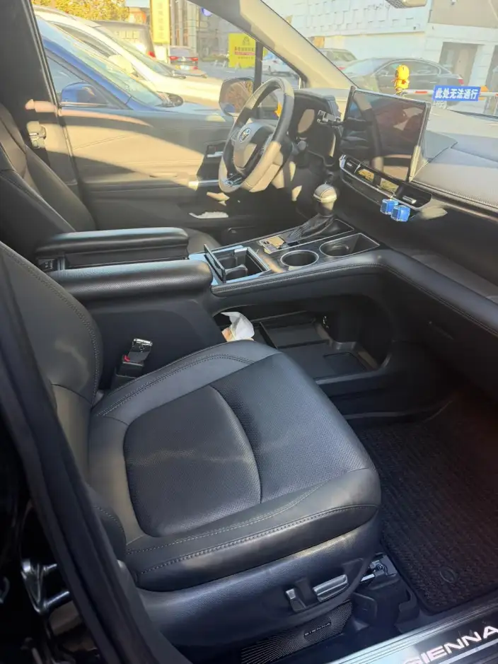 Toyota Sienna 2024 Model Hybrid 2.5L 4WD Premium Edition – фото 8