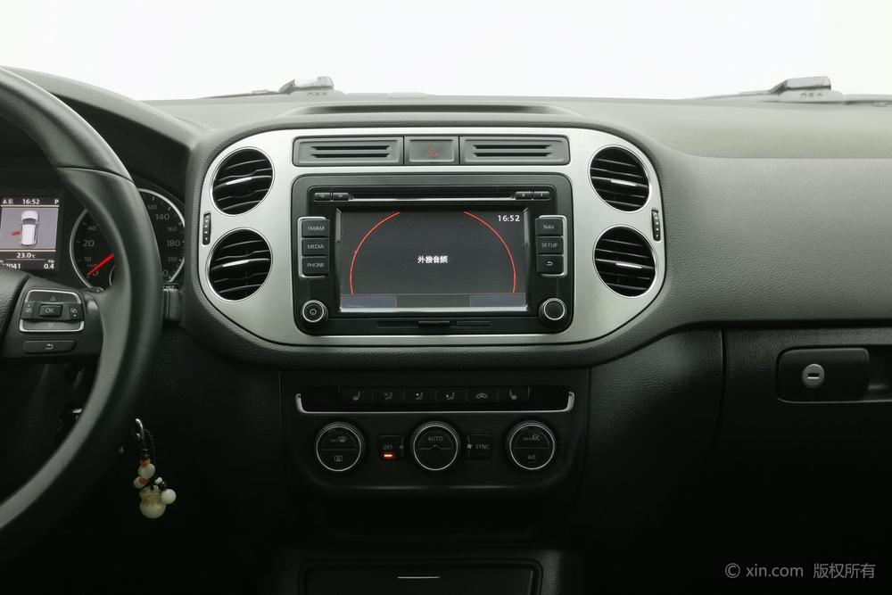 Volkswagen Tiguan 2013 модификация 1.8TSI автоматическое 2WD Luxury – фото 11