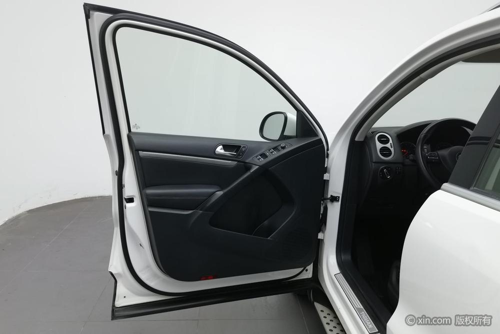 Volkswagen Tiguan 2013 модификация 1.8TSI автоматическое 2WD Luxury – фото 22